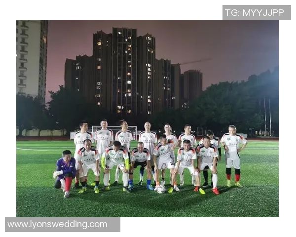 足球明星拼图高清照片展现球场魅力与风采的完美结合 足球明星拼图高清照片展现球场魅力与风采的完美结合